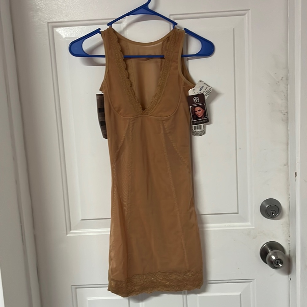 Daisy Fuentes fashion shaper. Size M NWT